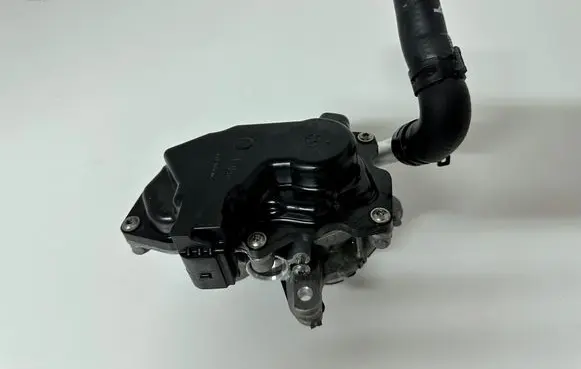 Volkswagen Golf VII EGR valve V29021369D DC231570367 04L131501E