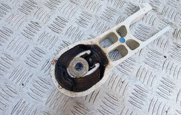 Opel Mokka B Engine mount bracket 9826527880