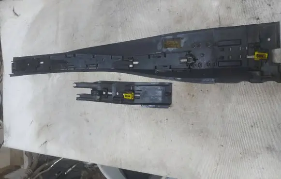Center/middle under tray cover
