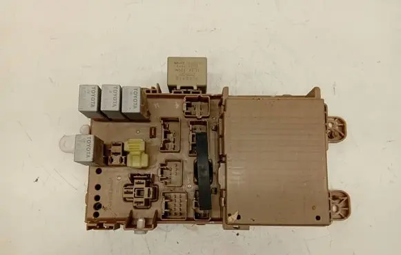 Toyota Corolla E120 E130 Fuse module 8264102040 MB2323008521