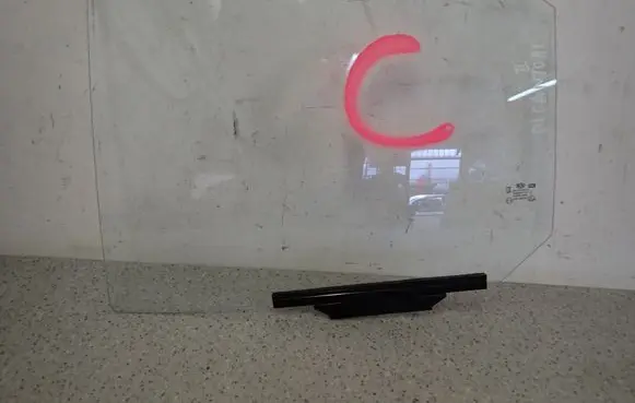KIA Picanto Sliding door window/glass
