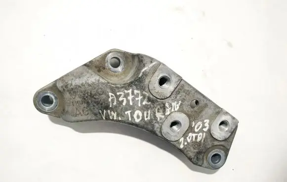 Volkswagen Touran I Engine mounting bracket 1k0199117