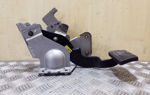 Opel Antara Brake pedal