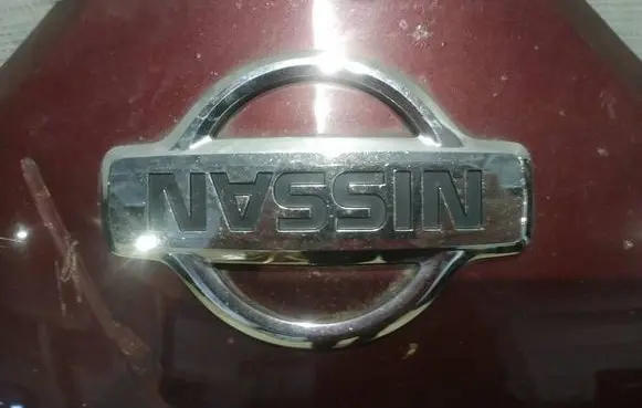 Nissan Almera Tino Manufacturer badge logo/emblem 