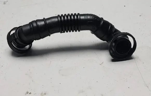 Volkswagen Golf V Breather hose/pipe 03G103493D VCD446232