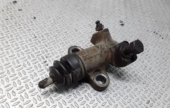Subaru Forester SF Clutch slave cylinder 