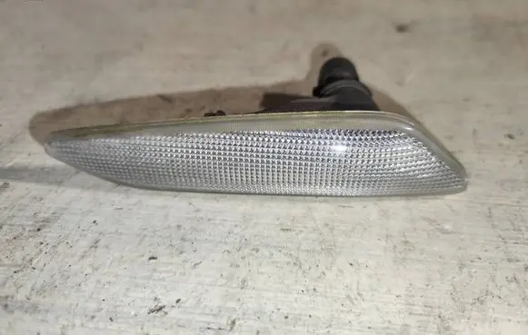 Front fender indicator light