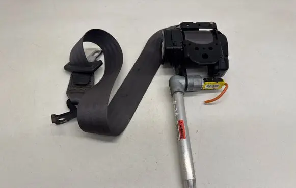 Volvo V70 Rear seatbelt 9478173