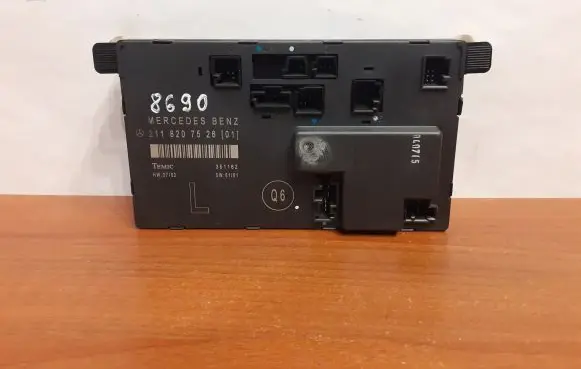 Mercedes-Benz E W211 Door control unit/module 2118207526 8690