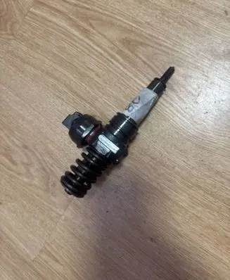 Volkswagen Golf V Fuel injector 038130073AG 0414720215