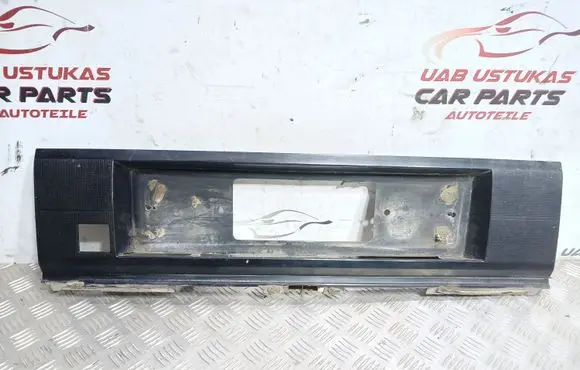 Trunk door license plate light bar