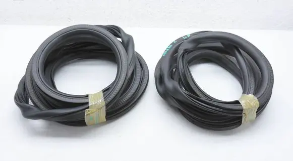 Opel Vivaro Front door rubber seal 9806514880