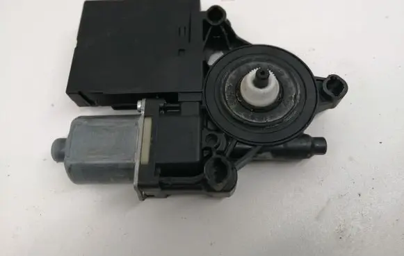 Volkswagen PASSAT B7 Front door window regulator motor 3AA959702A