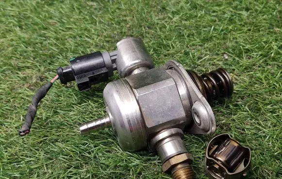 Audi A4 S4 B8 8K Fuel injection high pressure pump 06H127025Q 0261520348