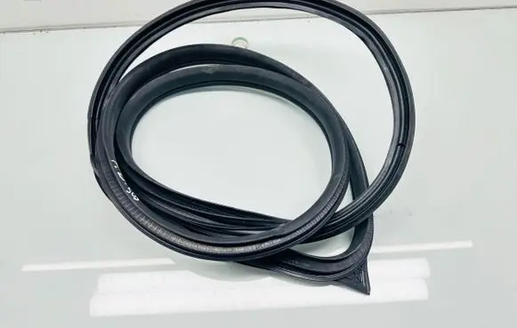 Mercedes-Benz CLS C218 X218 Front door rubber seal 
