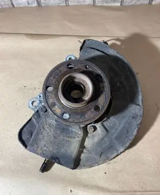 Volvo V70 Front wheel hub 9461943
