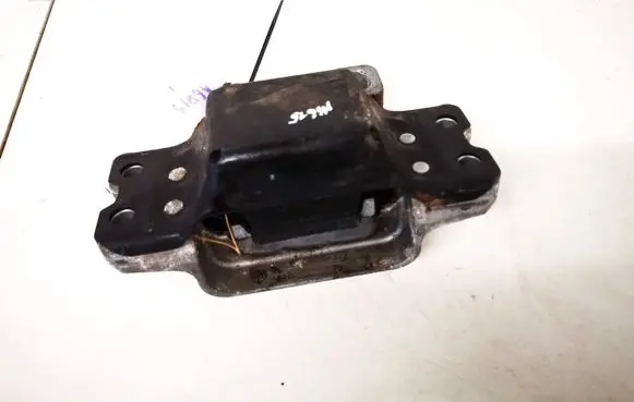 Volkswagen Touran I Engine mount bracket 1k0199555