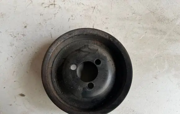Opel Astra J Water pump pulley 55565004