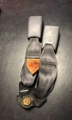 Mazda 323 F Middle seatbelt buckle (rear) 0427190