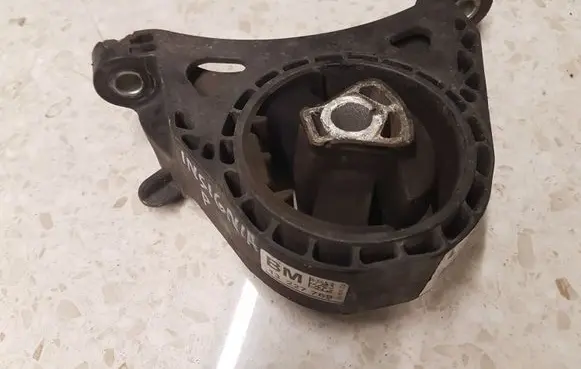 Opel Insignia A Engine mount bracket 13227769