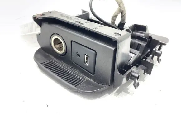 Opel Zafira C USB socket connector 1059761X