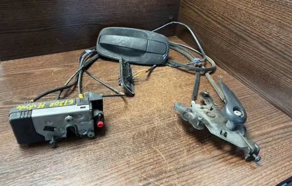 Renault Trafic II (X83) Sliding door lock 8200020185 91166232