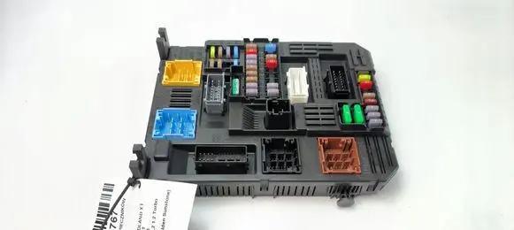 Opel Grandland X Relay mounting block 9819855580