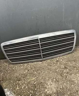 Mercedes-Benz E W210 Front bumper upper radiator grill 2108800583 F110