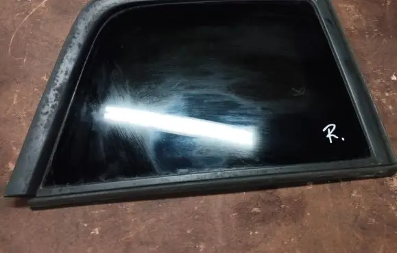 Jeep Renegade Rear side window