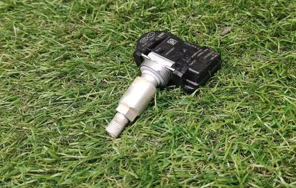 Hyundai Santa Fe Tire pressure sensor 529333N000 329332M550