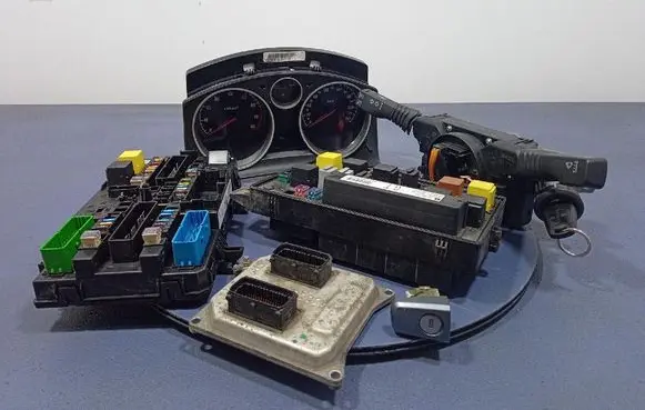 Opel Zafira B Engine control unit/module ECU 12992406