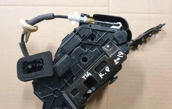 Volkswagen Tiguan Front door lock 17A837015