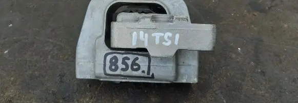 Engine mount vacuum valve