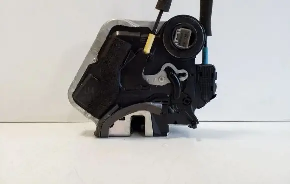 Lexus CT 200H Rear door lock 1L0104