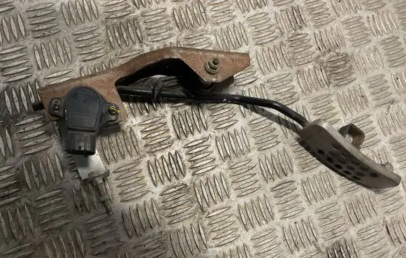 Nissan X-Trail T30 Accelerator throttle pedal