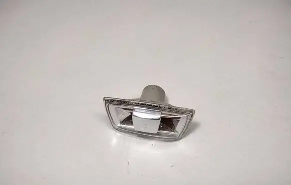 Front fender indicator light