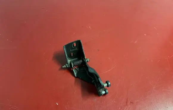 Chrysler Town u0026 Country V Sliding door middle roller runner 05020673AE