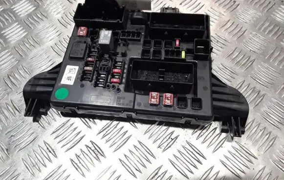 Opel Insignia A Fuse module 13277322