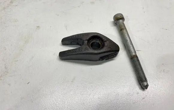 Peugeot 5008 II Fuel Injector clamp holder 9674341880 1982E1