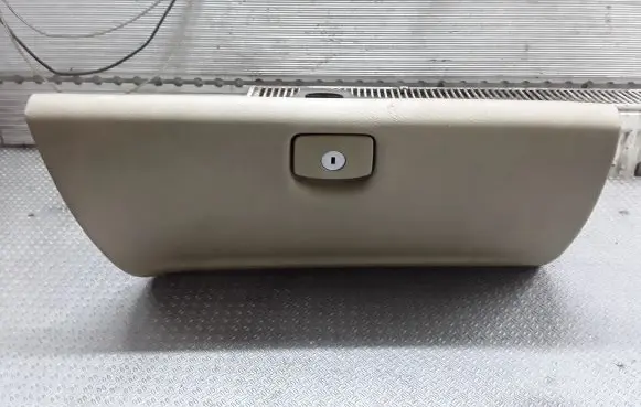 Peugeot 407 Glove box