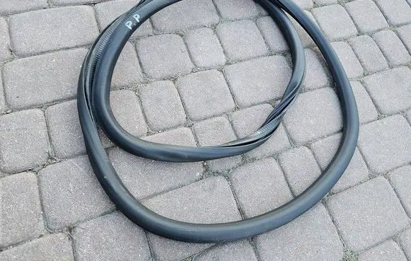 Opel Astra L Front door rubber seal 9847142380