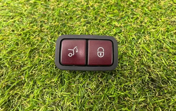 Mercedes-Benz ML W164 Tailgate/boot open switch button 2118219451