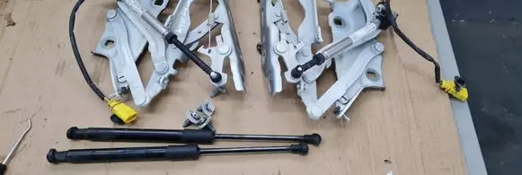 Audi S5 F5 Engine bonnet/hood hinges 8W6823301E 8W6823302E