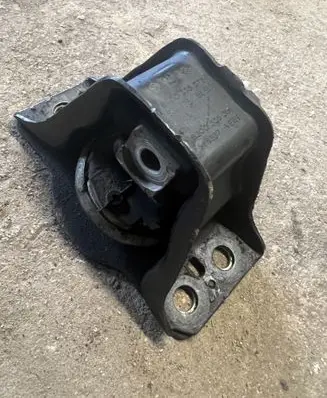 Renault Megane II Engine mount bracket 8200338372 8200338381