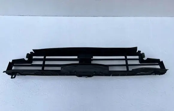 BMW 7 G70 Intercooler air channel guide 3U5A3588706