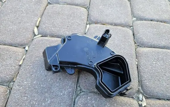 Opel Mokka B Air intake duct part BZ91327