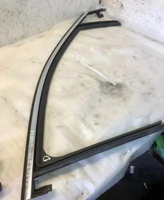 Opel Grandland X Rubber seal front door window/glass 9814856180