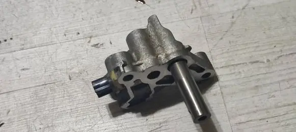Toyota C-HR I Oil pressure sensor 9E061540