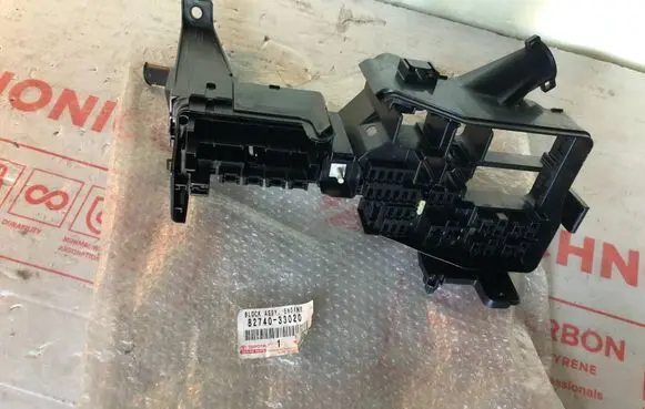 Lexus GS 300 350 430 450H Fuse module 8274033020