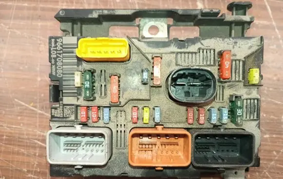 Citroen C4 Grand Picasso Fuse module 9661708080